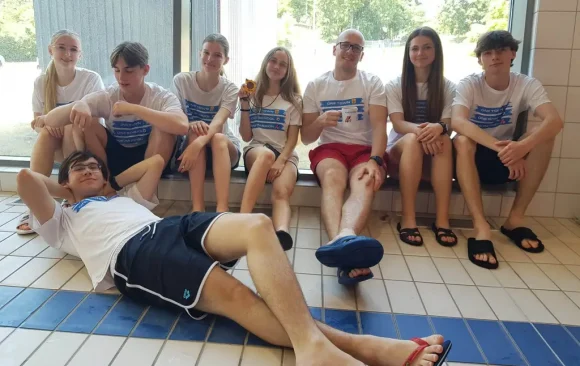 Pomoc wolontariuszy na zawodach pływackich